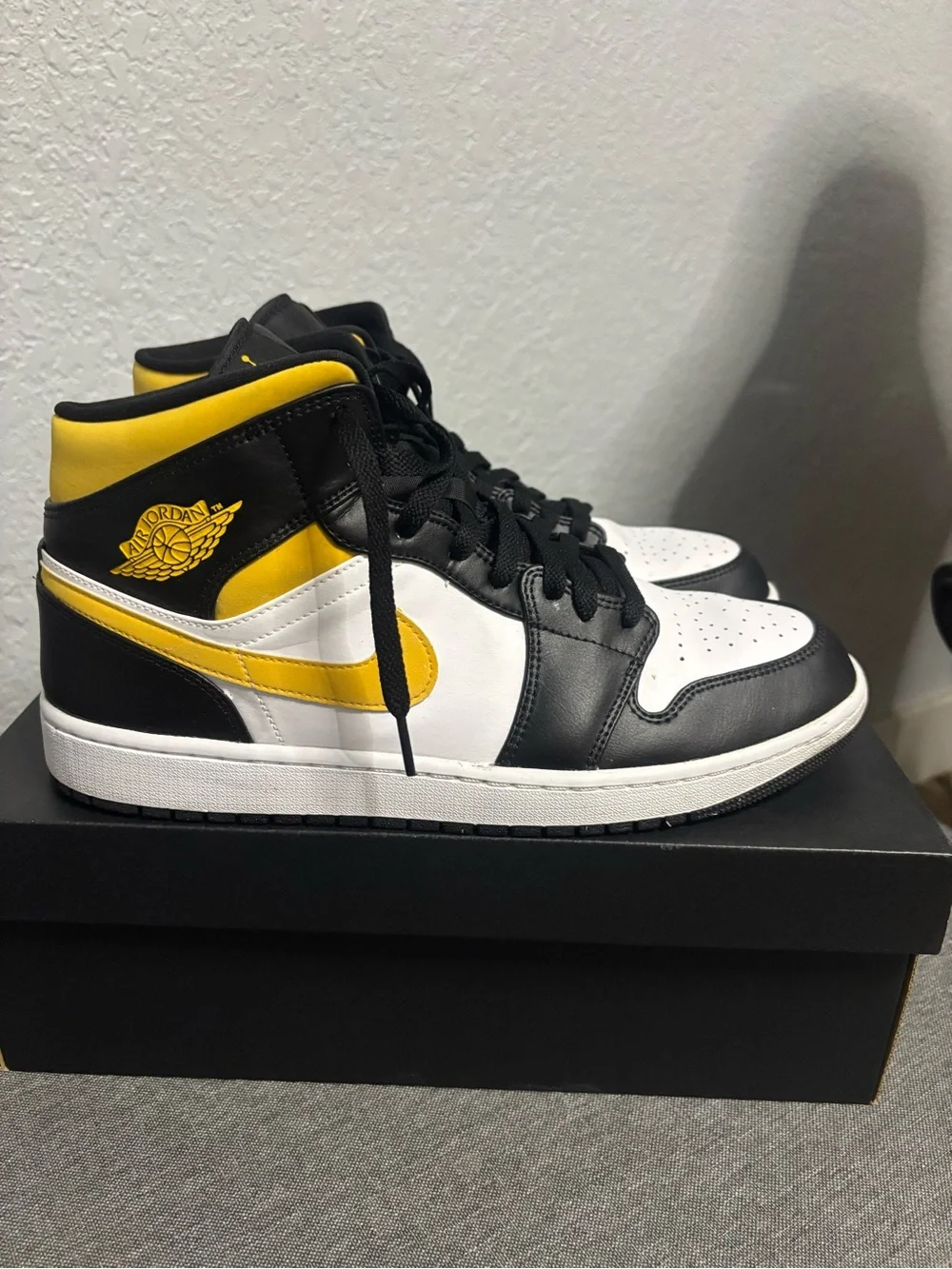 Air Jordan Mids “Pollen Sneakers